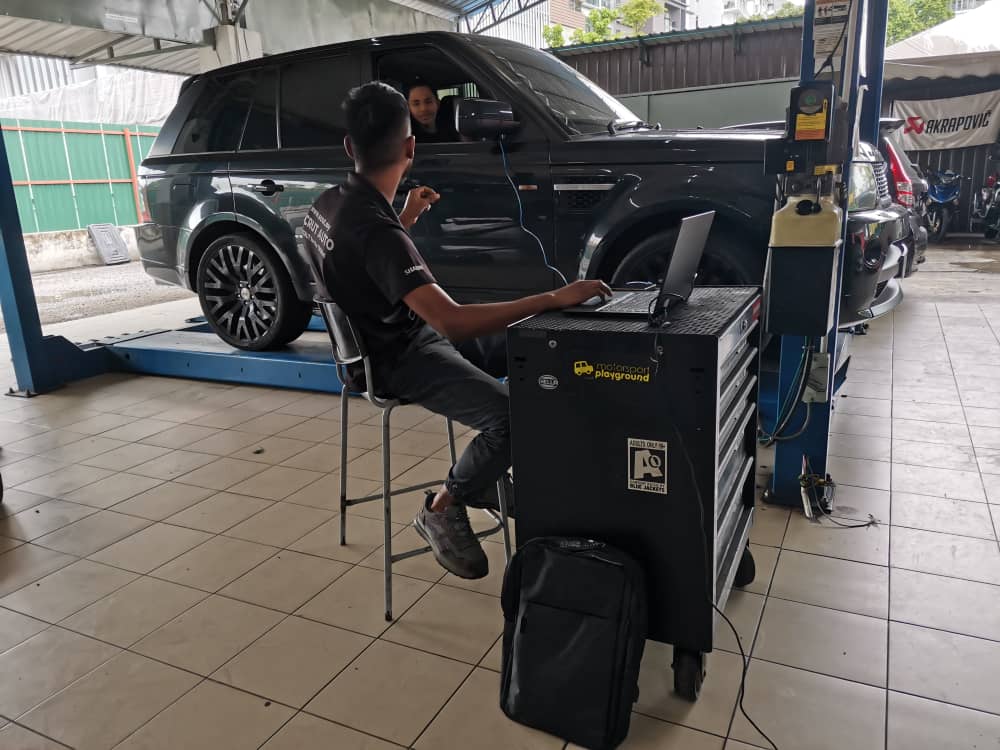 Proses Kalibrasi Suspensi Udara – Gambar menunjukkan bagaimana teknologi canggih digunakan untuk kalibrasi suspensi udara, memastikan keselesaan dan kestabilan pemanduan kenderaan mewah seperti Range Rover.